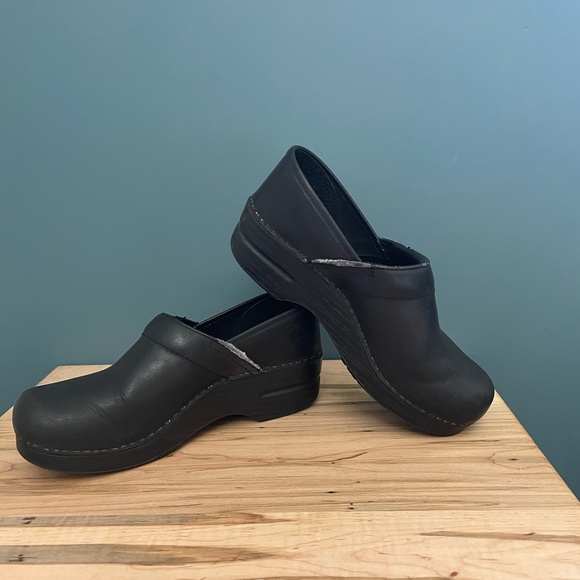 dansko matte black